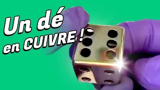 Il fabrique un dé à jouer en cuivre !