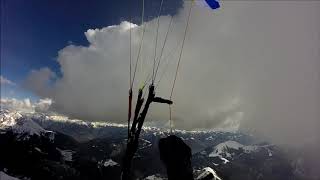 Volo in parapendio al cospetto della Presolana nelle Orobie bergamasche.