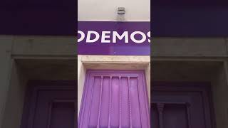 PERRO HACE CACA EN SEDE DE PODEMOS