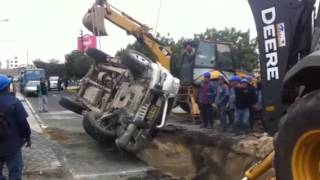 Camioneta cae en zanja de construcción