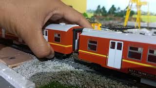 Miniatur KRL Rheostatik jadul ditarik lok BB 304