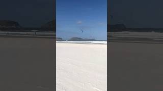 Praia deserta em Cabo Frio com muito vento.