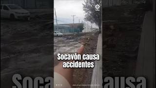 Mujer cayó a un socavón inundando, afortunadamente sabía nadar y pudieron rescatarla.