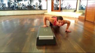 Flexiones con step lateral - NotaFitness.COM