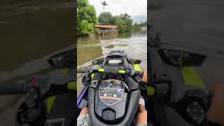 Renato Garcia andando de jet ski