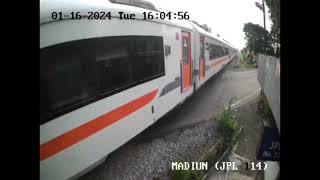 CC 206 13 85 YK KA Jayakarta Surabaya Gubeng Pasar Senen Melintas JPL 114 Madiun