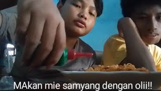 makan mie samyang dengan oli..!?