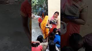 chhath puja me maa ke Charan dhote hue #chhath #youtubeshorts #chhathpuja #trending