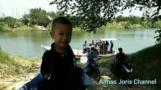 Almas Naik Perahu Nyebrang Sungai Pemali