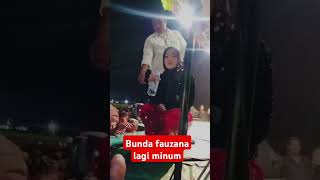 Bunda fauzana lagi minum