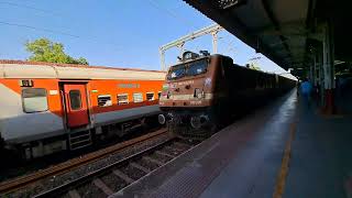 22954/Gujarat SF Express Arrive Anand Jn