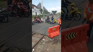 Kereta Api Lokal Garut-Cibatuan baru saja tiba di st Garut