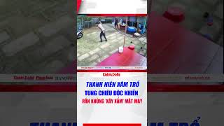 Thanh niên xăm trổ tung chiêu độc khiến rắn khủng xây xẩm mặt mày