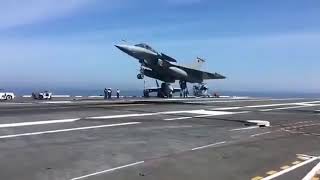 Rafale enganchando en portaaviones americano