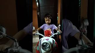 bocah naik Vespa listrik khusus anak 5.5.22