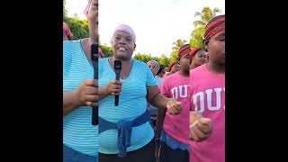 Protesta frente a la escuela de la Siria de Quisqueya SPM en contra de profesores con una menor.