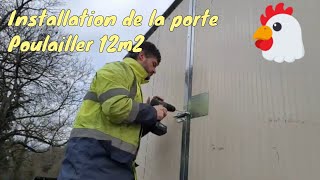 Installation de la porte du poulailler de 12m2 sere