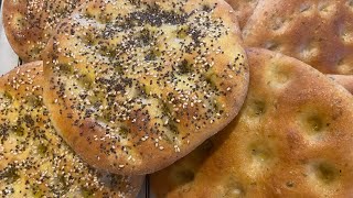 focaccia diversa ( l'impasto con pesto di timo ) saporita buona spalmata con crema salata.