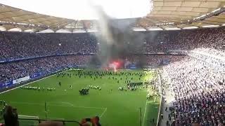 Torcida do hamburgo joga bombas no estádio após o time ser rebaixado!