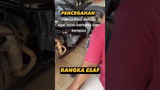 Seorang bapa² cat rangka beat nya, agar tidak karat dan kropos !!