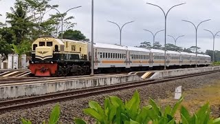 Momen KA Kutojaya Selatan ditarik lokomotif vintage CC 201 92 01 JR di Stasiun Kemranjen