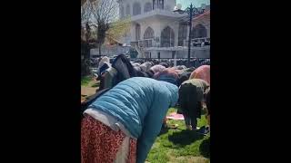 The woman in the video belongs to the Hindu religion. She is a tourist from Tamil Nadu. #kashmir