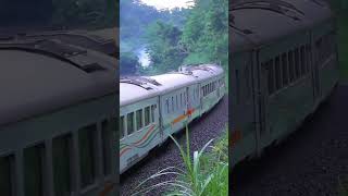 CC203 MENIKUNG TAJAM DISAAT GERIMIS  #kai #keretaapi #keretaapiindonesia #sepur #railroad #menikung