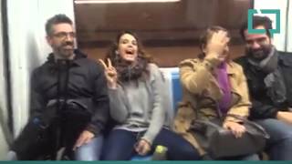 Ragazza canta Robin Hood sulla Metro