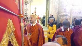 Monopoli, festa in onore di Santa Lucia: l'uscita della processione dalla chiesa