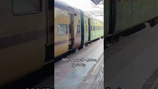 09047 Bandra T. -  Indore Special Express RSA with Yuva Exp #bandra #indore #yuva #surat #vadodara