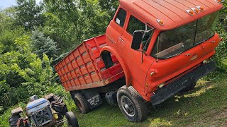 Will it finally move under its own power!?!? Ole cabover start-up and kinda drive