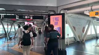 Indoor digital totem for airports, malls and transit stations.