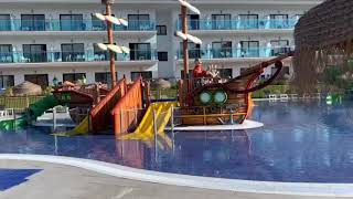 HOTEL BEST COSTA BALLENA.parque infantil y piscina infantil con toboganes y juegos acuáticos