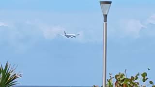 Atterrissage d'un Boeing 777-300ER à Rolland Garros île de la Réunion