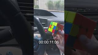 Resolvendo o Cubo Mágico no estacionamento  #cubomágico #cubo #satisfying #cubomagico #rubikscube