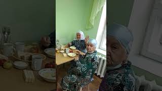 Пенсионеры отдыхают в пансионате Shorts Pensioners rest in a boarding house