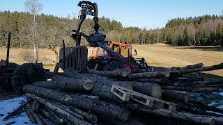 Valmet 605.Crane FMV 240.Unloding wood at home.