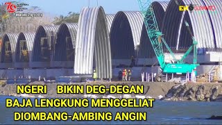 👷 SAAT DIANGKAT Bikin Jantung mau copot ‼️Baja Lengkung Besar naik Tiba tiba Angin bertiup kencang