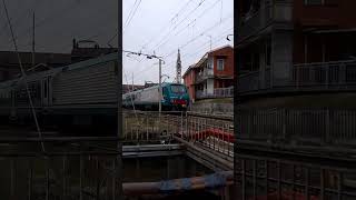 Treno E 464 132 R in coda più altra E 464 in attesa di ripartire