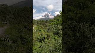 Nampak Gunung Merapi Mengeluarkan Asap, semoga tetap aman #boodsid