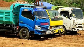 Mobil Dump Truk Pasir Jomplang Muatan Tanah Merah Bergantian