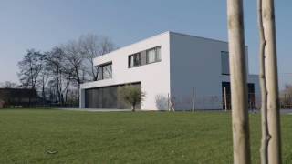 Moderne villa met witte crepi in houtskeletbouw door Dewaele Houtskeletbouw