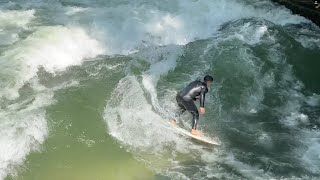 Surfer auf der Eisbachwelle in München (in 4K)