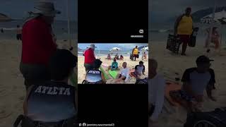 Paraplégico e surfando de bodyboard.  O bodyboard adaptado está com tudo 🙏🏽🙅🏽