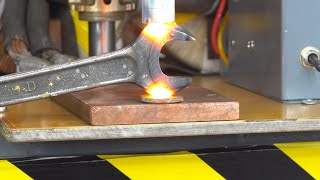 Melt metal tools with electric shock - Experiment Crazy Transformator ! #Shorts