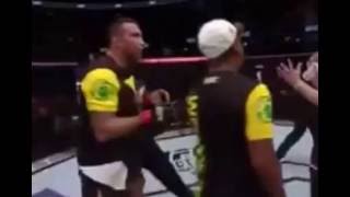 Werdum bate Browne na decisão, se irrita e chuta treinador após luta