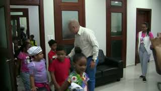 Niños del Verano Educativo Salesiano, visitan el Ayuntamiento y asu Alcalde Joselito Abreu.