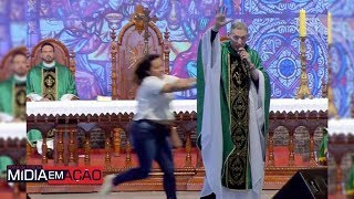 Mulher empurra Padre Marcelo Rossi de palco durante missa