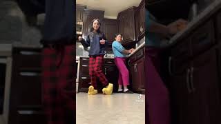 bailando unos cumbiones en pantuflas