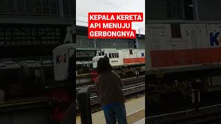 Kepala kereta api menuju Gerbongnya #keretaapi #stasiunsenen